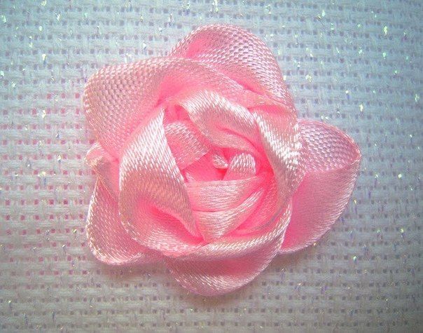 Вышиваем розочку лентами