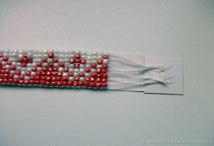 Застёжка из кожи на браслетах из бисера