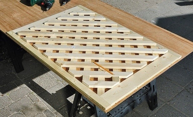 Элегантное ограждение мусорных контейнеров на дачном участке своими руками