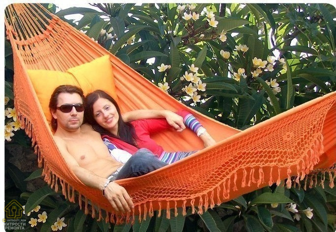 Стойка из дерева для гамака на дачу