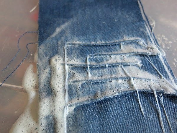 ​Как сделать потёрстости на джинсах: мастер-класс