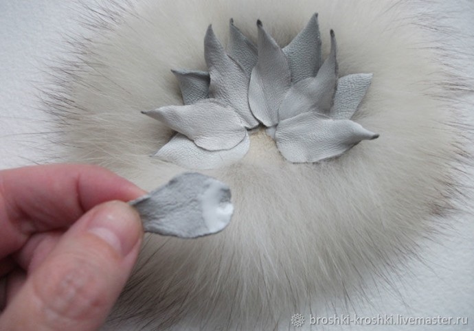 Брошь из кожи и меха