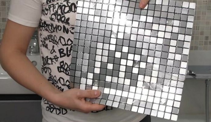 Зеркальная плитка под ванной