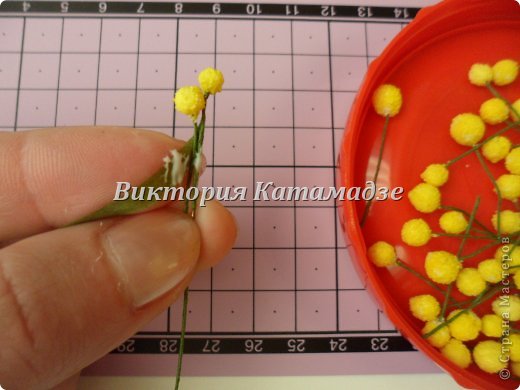 Мимоза из пенополистирола, манной крупы, шерсти и шелка