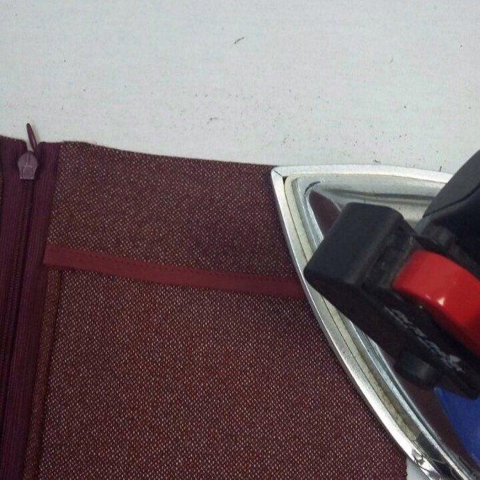 ​Обрабатываем верхний срез юбки обтачкой