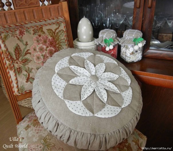 Подушка с цветком в технике лоскутного шитья