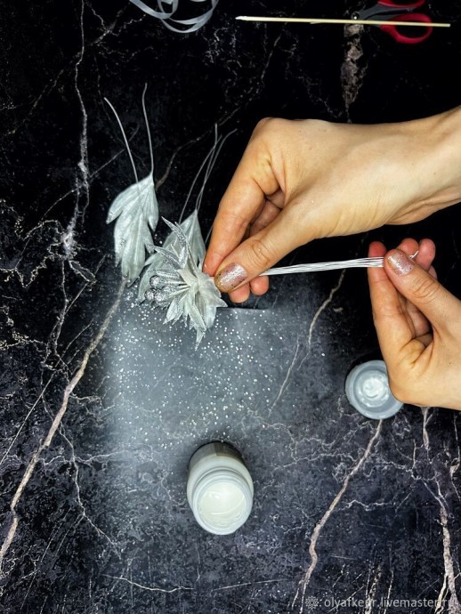 Белый цветок в раме