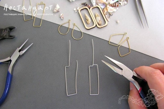 Серьги-подвески из смолы и ракушек