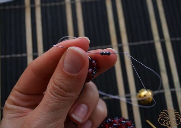 Гранатовый браслет-жгут