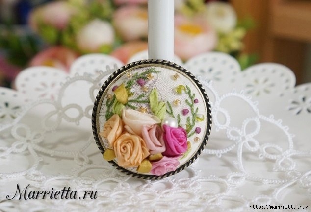 Маленькие розочки из узкой ленты для создания броши