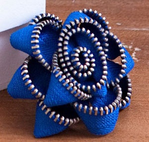 Великолепные цветы из молнии: мастер-класс