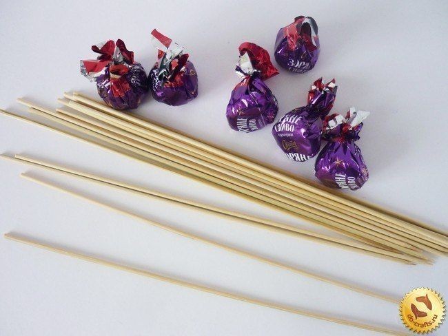 Цвeты из гофрированной бумаги и конфет: мастер-класс