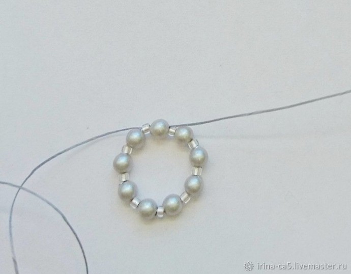 Как оплести риволи жемчугом и биконусами