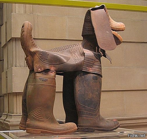 Забавные фигуры из резиновых сапог