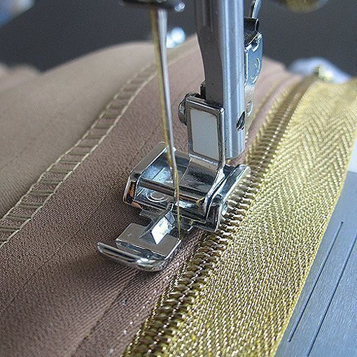 Как аккуратно, красиво и просто вшить "молнию" (не потайную)