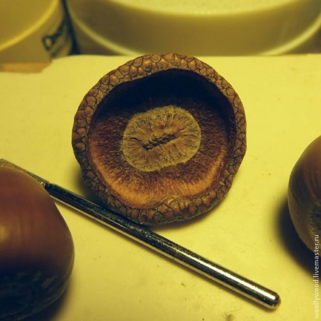 Кулон-домик в форме желудя