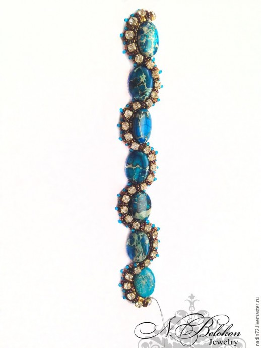 Браслет с яшмой в технике плетения по стразовой ленте