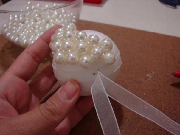 ​Ёлочные шары из жемчужных бусин: мастер-класс