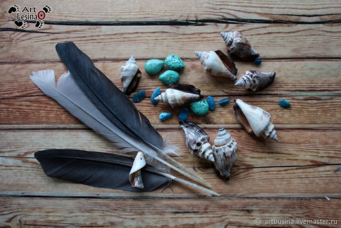 Венок из ракушек камней и перьев