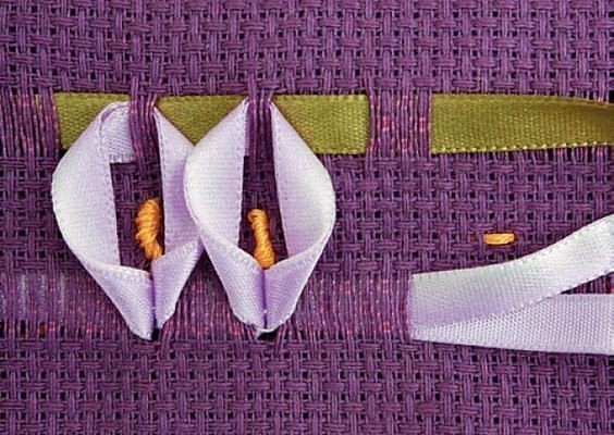 Вышивка лентами на полотенцах
