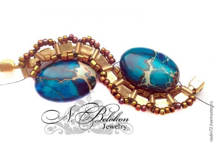 Браслет с яшмой в технике плетения по стразовой ленте