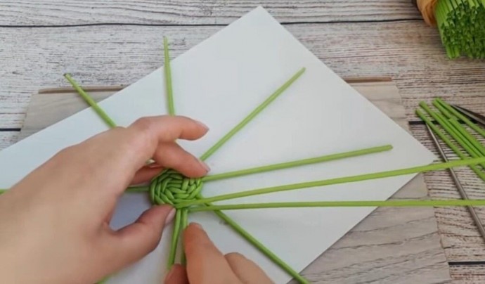 Яблоко-корзинка из газетных трубочек своими руками