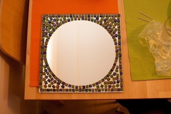 ​Оформление зеркала в рамку из мозаики