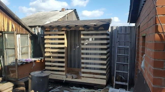 Небольшой дровник на дачу своими руками