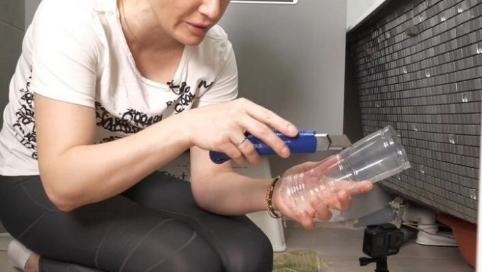 Зеркальная плитка под ванной