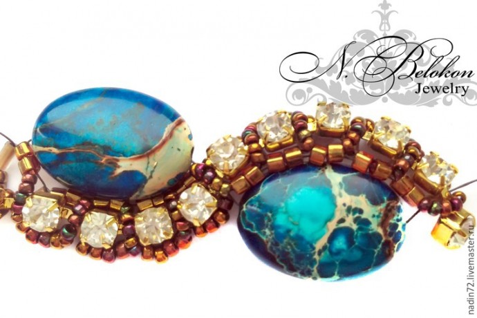 Браслет с яшмой в технике плетения по стразовой ленте