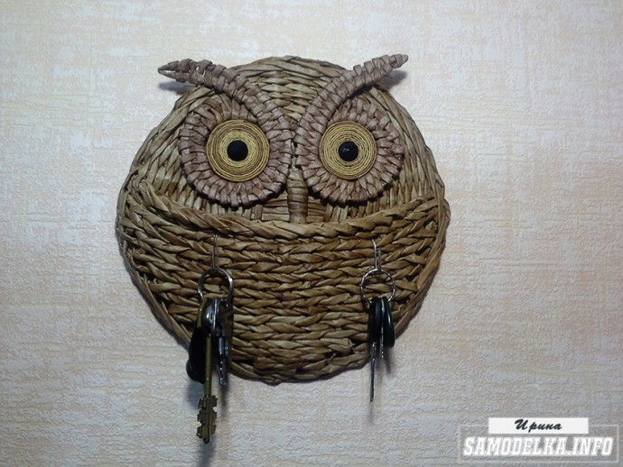 Сова-ключница из газетных трубочек