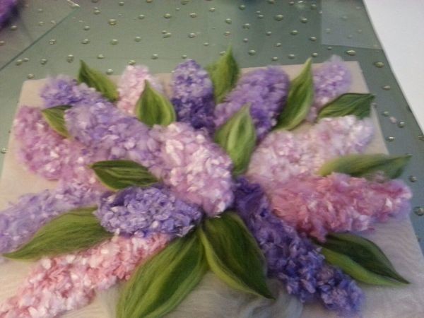 Букет сирени в технике шерстяной акварели