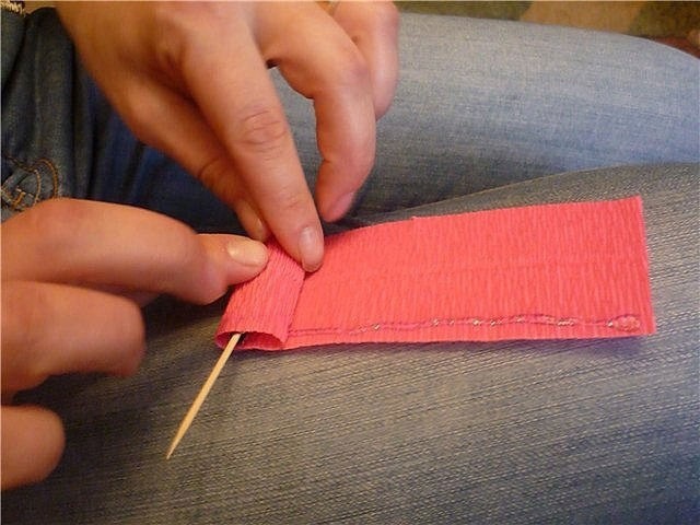 Божья коровка из конфет и гофрированной бумаги