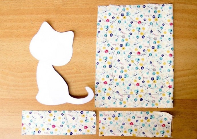 Подхват для штор в виде повисшего котика