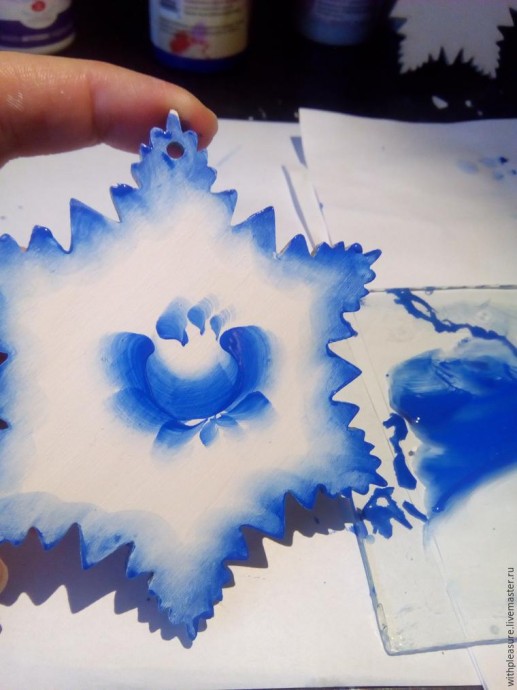 Снежинка в стиле Гжель: роспись с применением традиционного гжельского мазка Снежинка в стиле Гжель: роспись с применением традиционного гжельского мазка