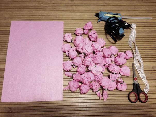 Делаем нежное сердце из бумажных роз
