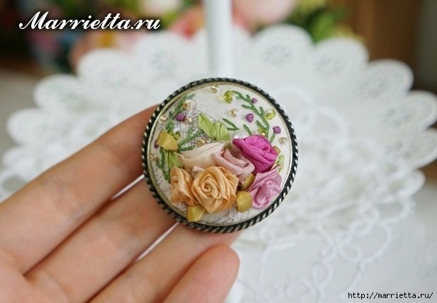 Маленькие розочки из узкой ленты для создания броши: мастер-класс