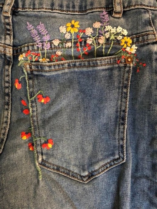 ​Украшаем карманы джинсов цветочной вышивкой: идеи для вышивального вдохновения