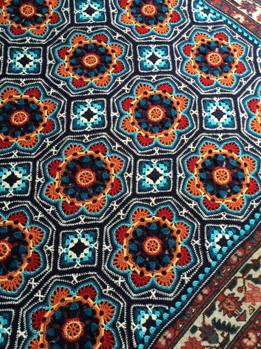 Яркий плед с восточным орнаментом