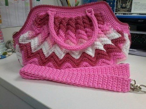 ​Интересная сумочка крючком узором "зиг-заг"