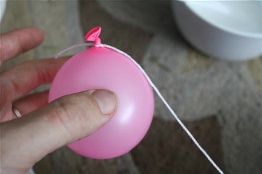 Снежки для декора из клея и ниток