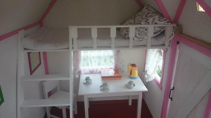 ​Домик для ребенка во дворе