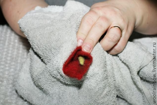 Валяем брошь-цветок Валяем брошь-цветок