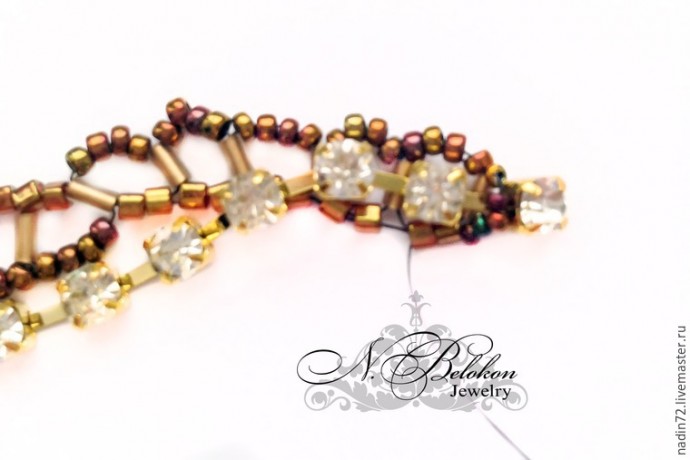 Браслет с яшмой в технике плетения по стразовой ленте