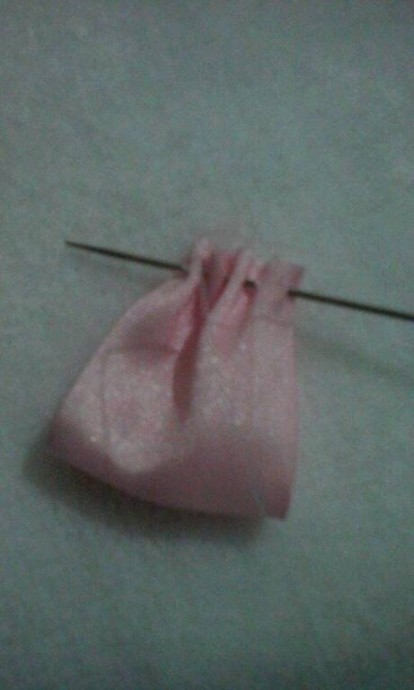 Цветок из атласной ленты