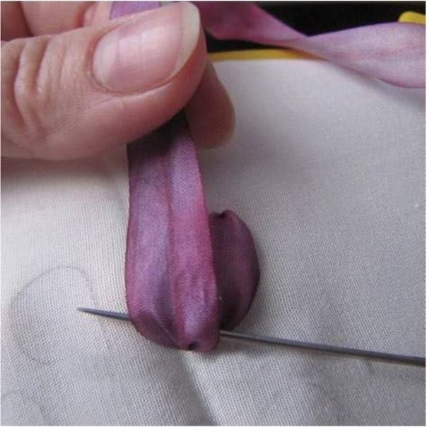 Урок вышивки лентами тюльпанов