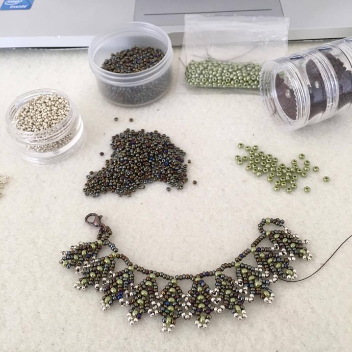 Изящное бисерное колье в технике "Петербургская цепочка"