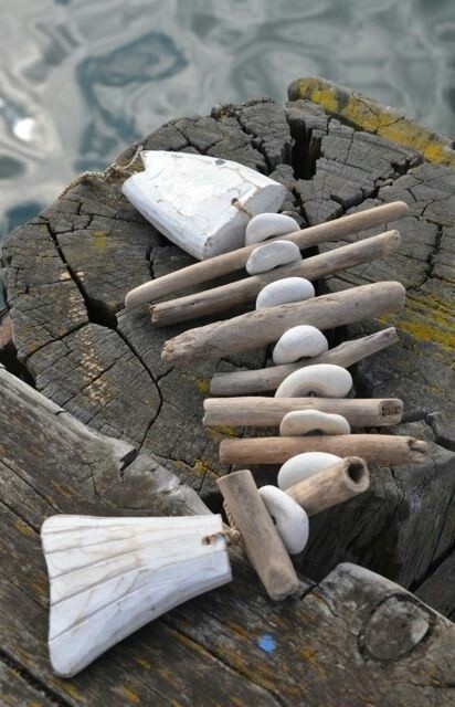 ​Рыбки из разукрашенных деревянных палочек