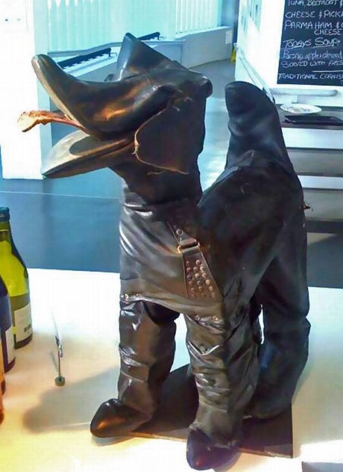 Забавные фигуры из резиновых сапог