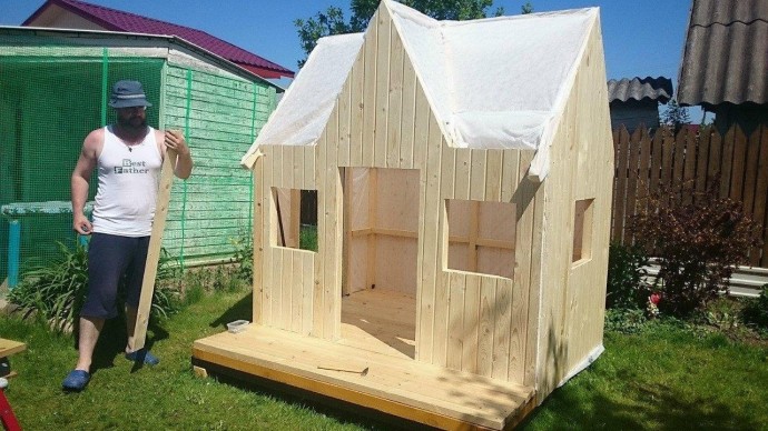 ​Домик для ребенка во дворе